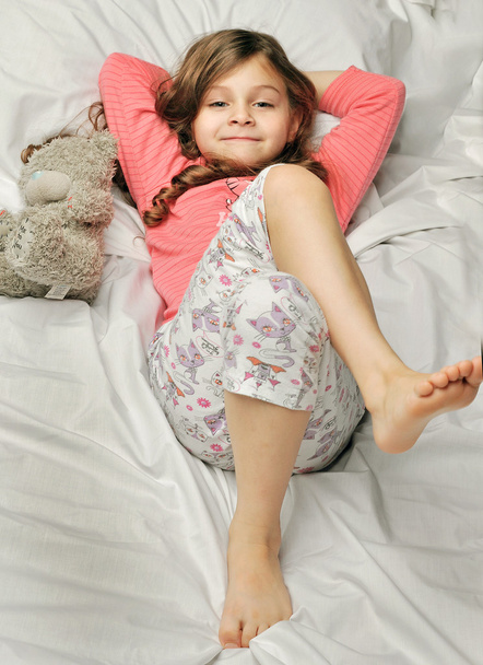 маленькая девочка 6 лет отдыхает на кровати
 - Фото, изображение