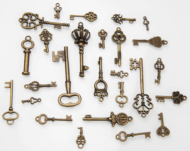 Background from old keys on a white background - Foto, imagen
