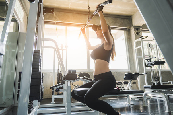 Beautiful woman workout in fitness gym - Foto, Imagen