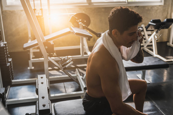 Forte musculation homme séance d'entraînement dans la salle de gym faire des exercices au biceps. Concept de musculation
. - Photo, image