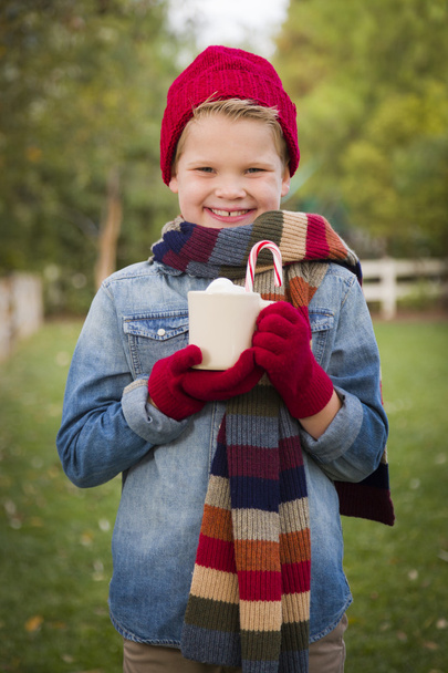 Giovane ragazzo in caldo abbigliamento holding caldo cacao tazza al di fuori
 - Foto, immagini