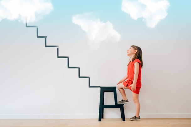 petite fille commence à monter les escaliers qui mènent au ciel - la vie rêves futurs cibles objectifs illusions planification grandir concept de motivation
 - Photo, image