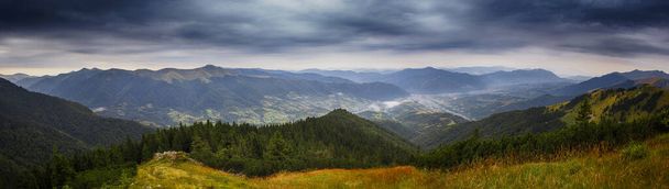 Ukrajinské Karpaty panorama úsvitu hory - Fotografie, Obrázek