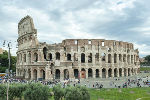 Rzym, Włochy - PAŹDZIERNIK 04, 2018: Widok na Koloseum, Rzym, Włochy - Zdjęcie, obraz