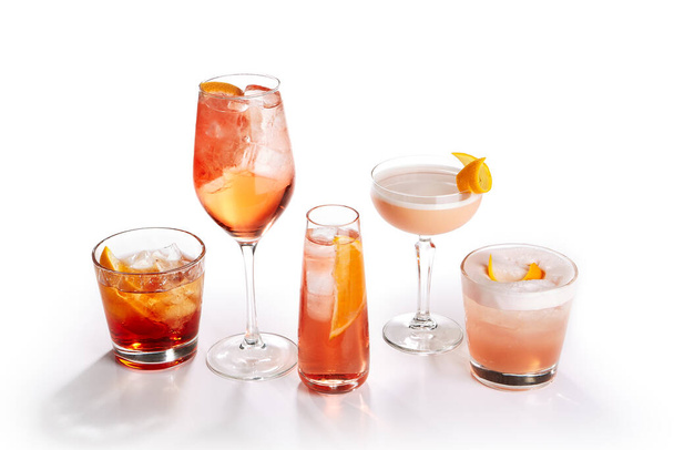 Cocktail tonique Negroni de près. Alcool boisson forte apéritif dans des verres vue de côté. Boisson avec vermouth, liqueur, gin et tranche d'orange dans la vaisselle. Partie cocktail en verrerie
 - Photo, image