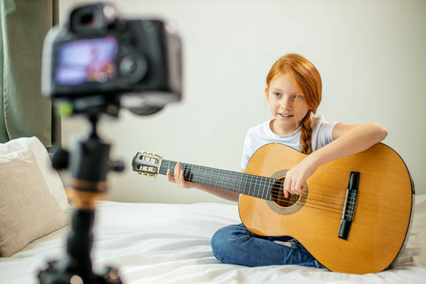 милий чарівний дитячий блогер грати на гітарі
 - Фото, зображення
