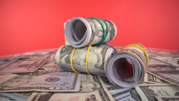 Rollo de billetes de dólar en rojo
 - Metraje, vídeo