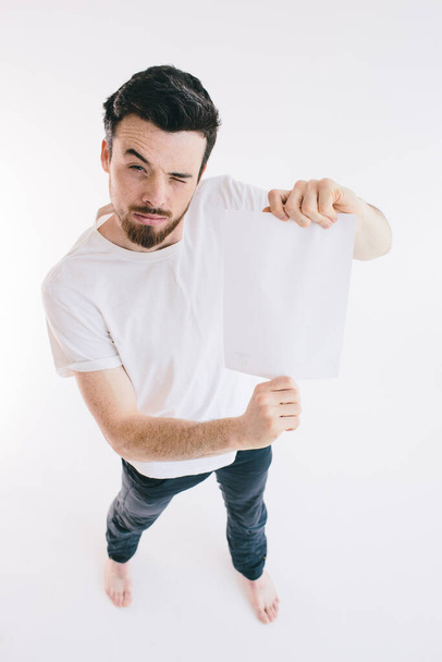 Бородатий чоловік тримає чистий білий аркуш паперу
 - Фото, зображення