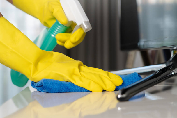 Cleaning table at home with alcohol spray for Covid-19 Coronavirus prevention - Fotoğraf, Görsel