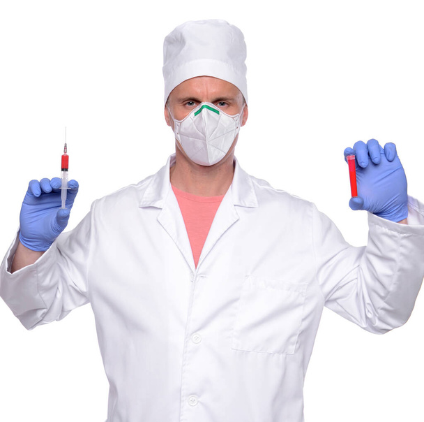 Доктор в маске и перчатках держит пробирку с кровью на белом фоне. Эпидемические испытания
  - Фото, изображение