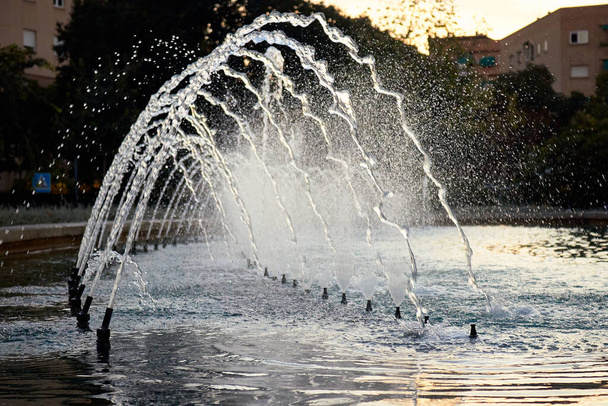 Fonte de água em Granada, Espanha
 - Foto, Imagem