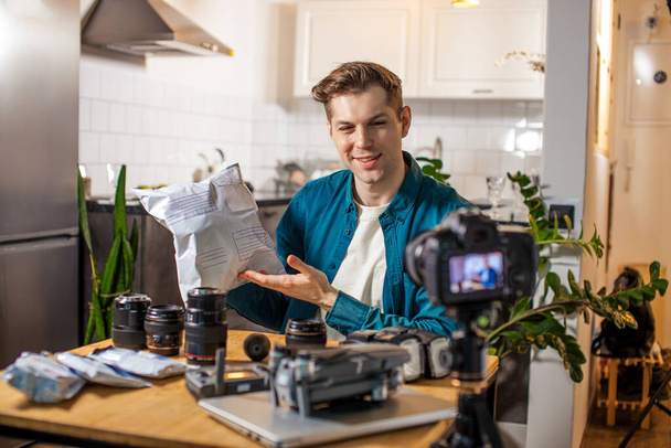 blogger man advertise new camera - Foto, Bild