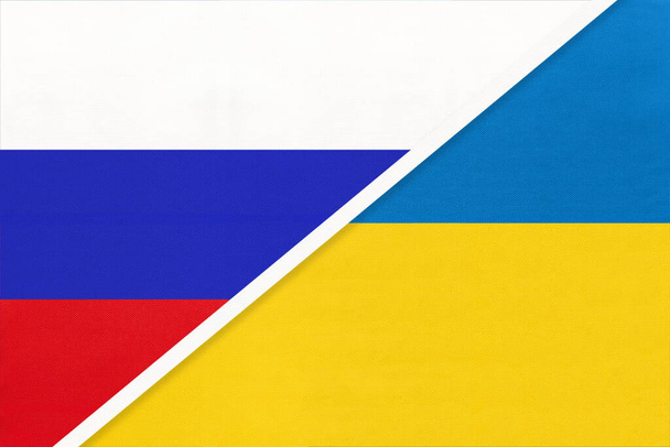 Rusia o Federación Rusa vs Ucrania o bandera nacional ucraniana de textil. Relación, asociación y economía entre dos países europeos y asiáticos
. - Foto, Imagen
