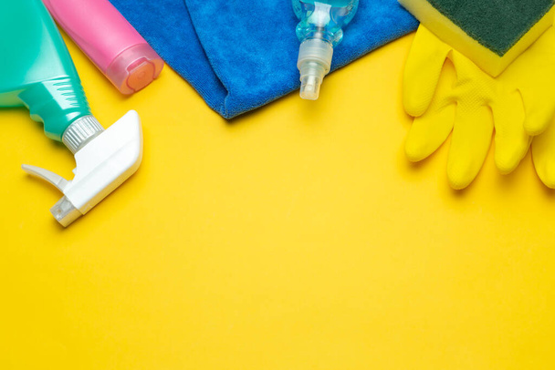 siivous setti housecare, puhdistus COVID-19 sepelvaltimotautiepidemia. Yläkuva
 - Valokuva, kuva