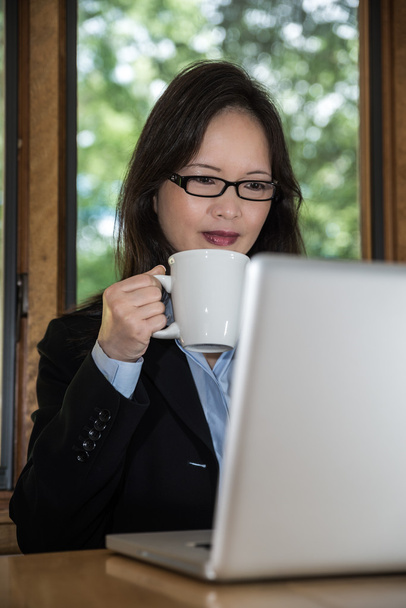 Mujer con portátil y café
 - Foto, imagen
