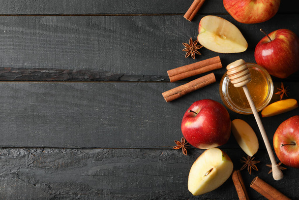Apples, cinnamon and honey on wooden background, top view - Foto, immagini