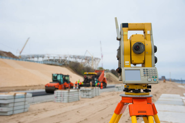 建設現場における測量機器のタコメーター又は屋外のテオドライト - 写真・画像