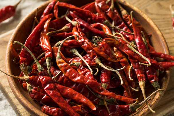 Raw Red Organic Chile de Arbol Peppers in a Bowl - Valokuva, kuva