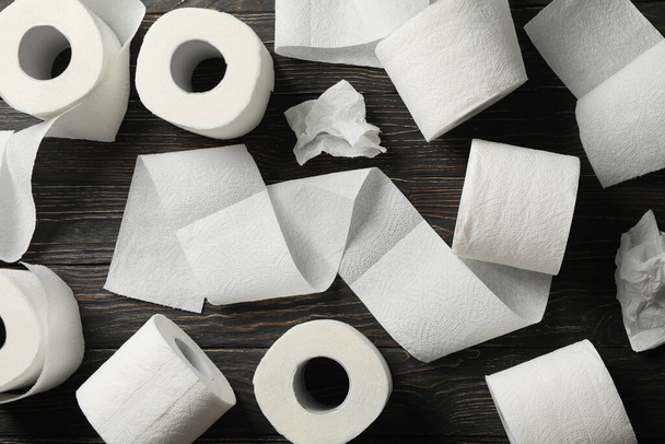 Toaletní papír na dřevěném pozadí, pohled shora - Fotografie, Obrázek