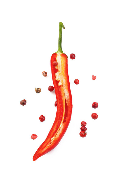 Chili peper en peulen geïsoleerd op witte achtergrond - Foto, afbeelding