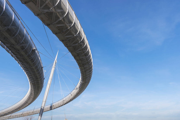 Puente de acero moderno sobre un fondo azul del cielo
 - Foto, imagen