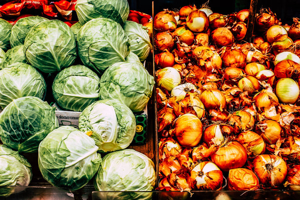 Jerusalem Israel 18. August 2018 Nahaufnahme verschiedener Gemüsesorten, die auf dem Mahane Yehuda Markt verkauft werden, der oft als The Shuk bezeichnet wird, ist ein Marktplatz in Jerusalem und einer der berühmtesten im Nahen Osten - Foto, Bild
