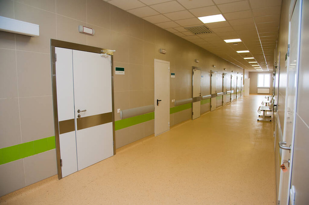 Глубокий больничный коридор, деталь коридора в больнице
 - Фото, изображение