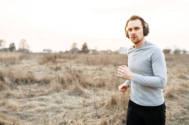 Active lifestyle. Attractive young guy jogging - Foto, Imagen