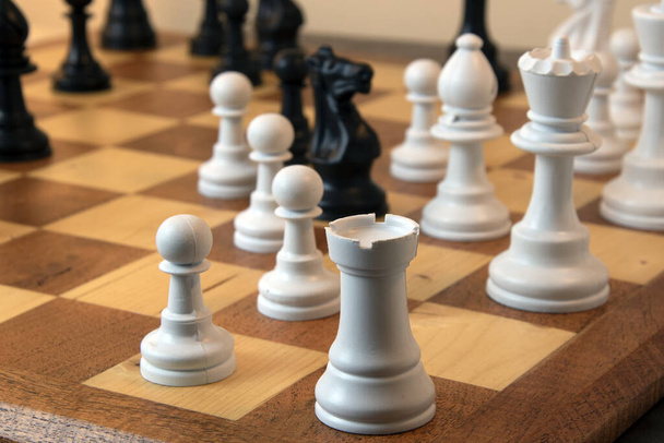 Close up de volta e peças de xadrez branco, tábua de madeira
 - Foto, Imagem
