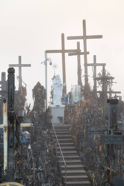 Λόφος των Σταυρών (Kryziu kalnas), ένας διάσημος τόπος προσκυνήματος στη βόρεια Λιθουανία.. - Φωτογραφία, εικόνα