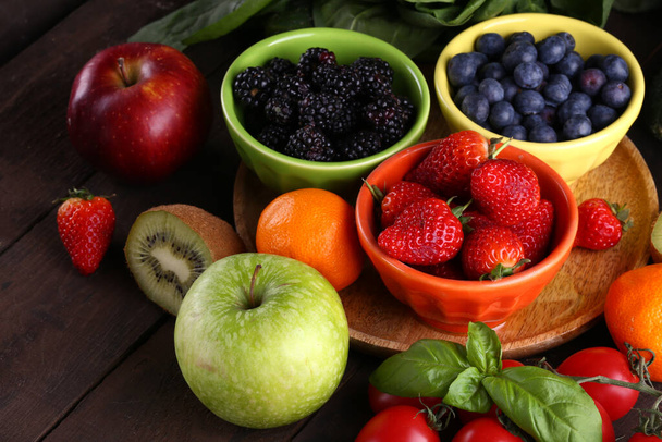 Sağlıklı bir diyet için meyve sebzeleri - Fotoğraf, Görsel