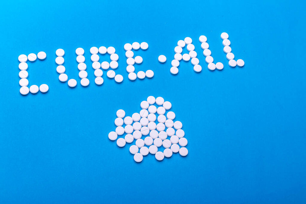 A medicação inscrição feita de comprimidos em um fundo azul
 - Foto, Imagem