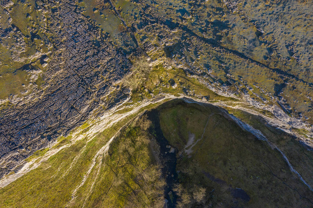Malham Cove es una gran formación de piedra caliza curvada a 0,6 millas al norte del pueblo de Malham, Yorkshire del Norte.
 - Foto, Imagen