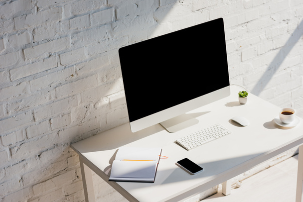 bureau à domicile avec, bloc-notes, tasse à café, ordinateur et smartphone avec écrans vierges
 - Photo, image