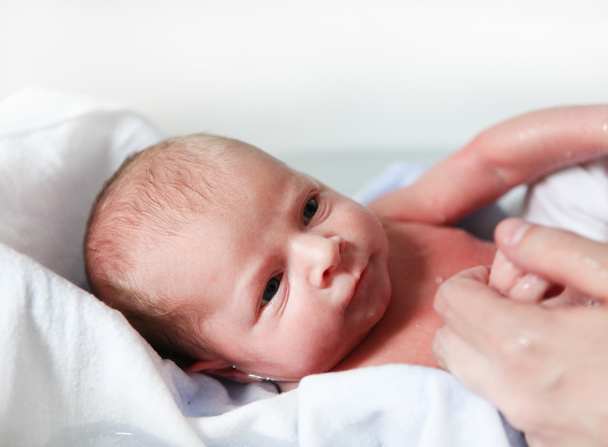 Menino recém-nascido apenas algumas horas de idade
 - Foto, Imagem