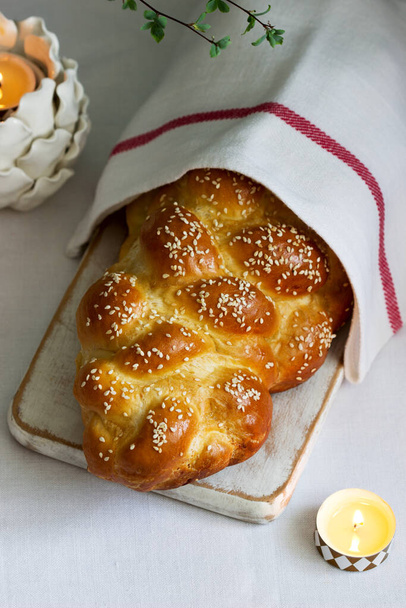 Pan tradicional judío festivo hecho de masa de levadura con huevos. Enfoque selectivo
. - Foto, Imagen