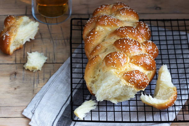 Традиційний святковий єврейський хліб з дріжджового тіста з яйцями. Вибірковий фокус
. - Фото, зображення