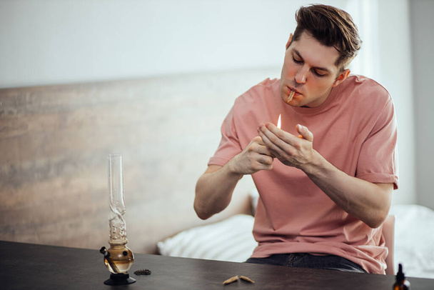 fehér férfi dohányzik kannabisz fű - Fotó, kép