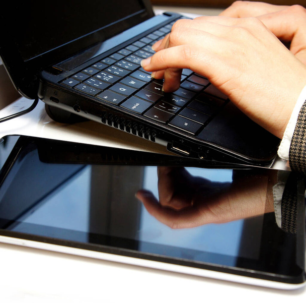 Otthoni irodai asztal laptoppal és notebook gépeléssel női kezek - Fotó, kép