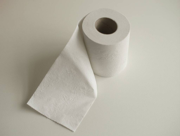 rolki zwykłego białego papieru toaletowego - Zdjęcie, obraz