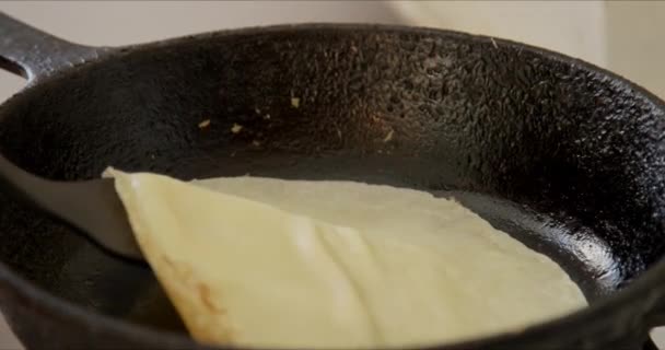 Panqueque de cocina en la estufa con en la bandeja de ron
 - Metraje, vídeo