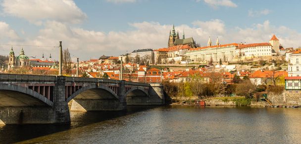 プラハのチャールズ橋の眺め。チェコ共和国。カルルヴが一番。チャールズ橋 - 写真・画像