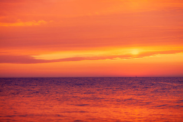 magnifique coucher de soleil rouge-orange sur la mer, ciel coloré et mer, paysage magique
 - Photo, image