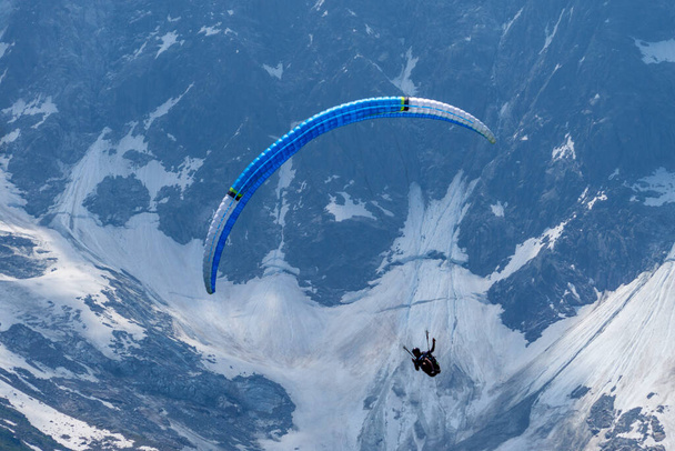 Paragliders op zoek naar thermiek tussen de sneeuwkappen van het Monte Blanc Massif, Chamonix, Frankrijk - Foto, afbeelding
