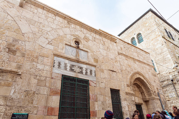 Jerusalem, Israel, March 3, 2020 : Quiet street - Shaar Ha Shalshelet - Chain Gate street near the Temple Mount in the Arab region of the old city of Jerusalem in Israel - Foto, afbeelding