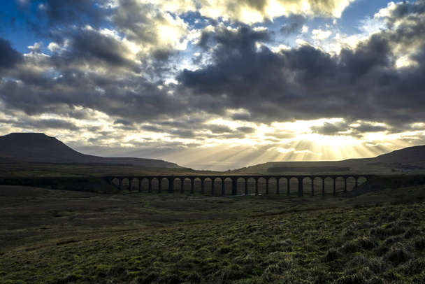 Sonnenuntergang über dem symbolträchtigen Yorkshire Landmark Ribblehead Viadukt - Foto, Bild