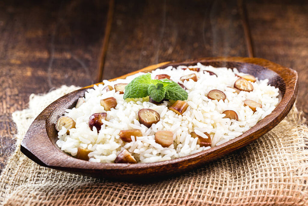 Çam fıstıklı pirinç, kışın tipik Brezilya yemeği. Çam kozalakları ve araucariaceaelerden yapılan yemek, sıcak servis edilir. Brezilya 'da buna "pinhao" pirinç denir. - Fotoğraf, Görsel