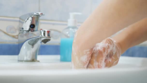 Kezet mosni a coronavirus COVID-19 betegség elleni védekezési intézkedésként. MERS-Cov, SARS-cov-2 járvány. Rendszeresen mosson kezet szappannal és vízzel. Egészséges életmód. A vírusok terjedésének abbahagyása - Felvétel, videó