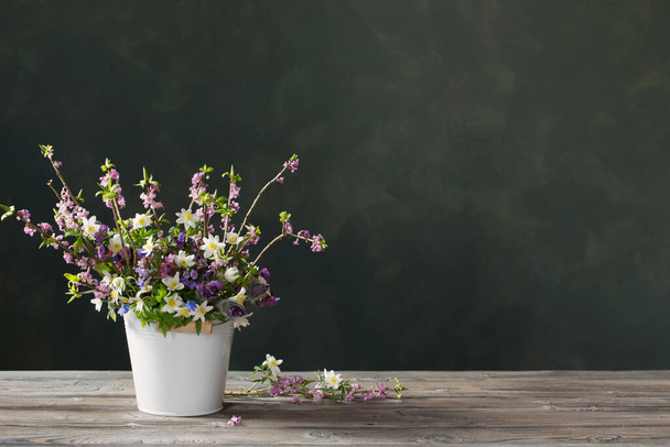красиві весняні квіти на фоні темної стіни
 - Фото, зображення