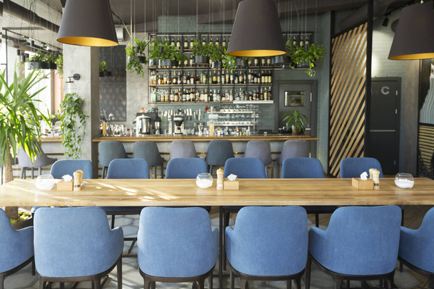 Café moderne avec des endroits pour se reposer et manger avec un grand comptoir
 - Photo, image